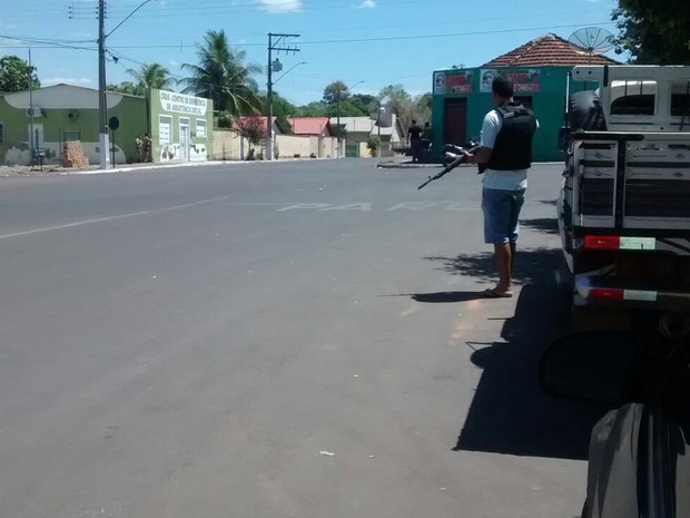 Prédio dos Correios foi cercado por políciais em Araguaçu (Foto: Divulgação)