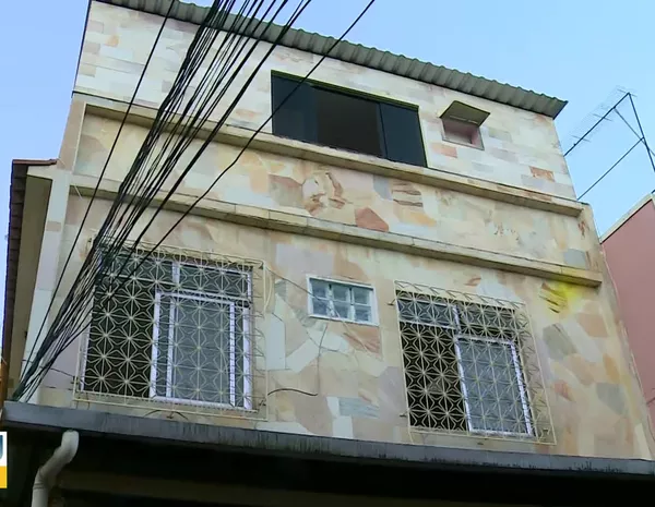 Fachada da casa de três andares, em Bento Ribeiro, na Zona Norte do Rio — Foto: TV Globo