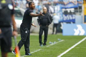 Grêmio peca na eficiência, precisa de 10 chutes por gol e fica longe de líder