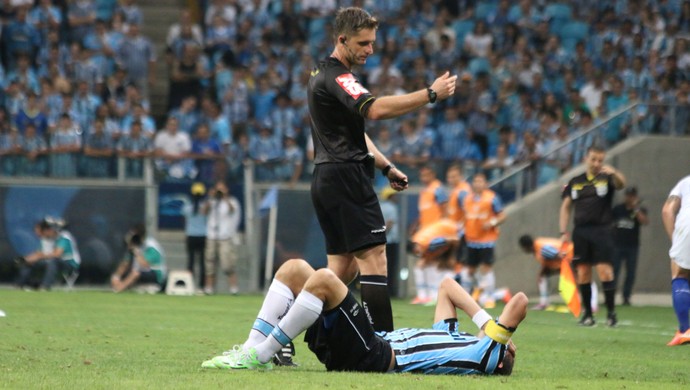 Barcos deixa campo com dores e será reavaliado para jogo com Corinthians