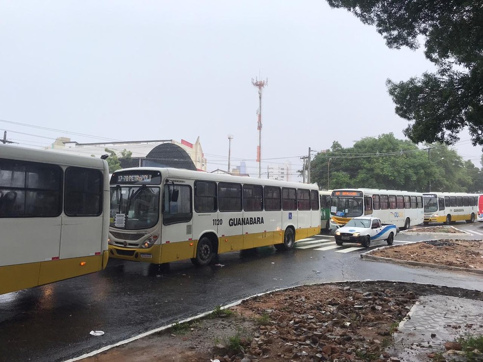 Motoristas de ônibus protestam por data-base e ameaçam suspender serviço em Natal — Foto: Kléber Teixeira/Inter TV Cabugi