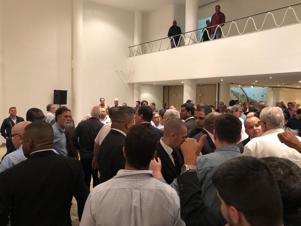 Confusão em reunião do Conselho Deliberativo do Vasco (Foto: Globoesporte.com)