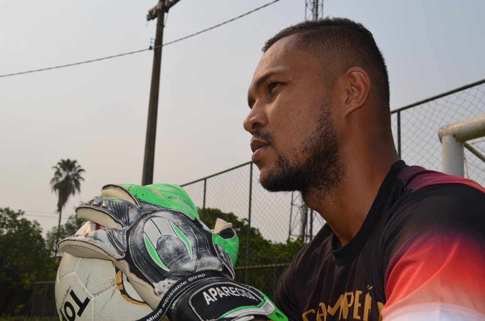 Goleiro Dida assina contra com clube baiano (Foto: Lívia Costa)
