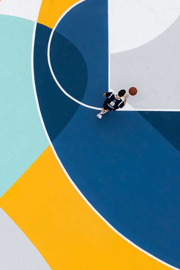 Artista cria quadra de basquete geométrica usando cores vibrantes (Foto: Ugo Galassi)