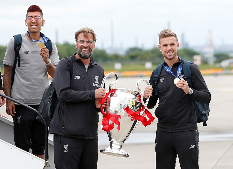 Roberto Firmino, Klopp e Henderson com a taÃ§a da Liga dos CampeÃµes da Europa no desembarque em Liverpool â Foto: Reuters/Craig Brough