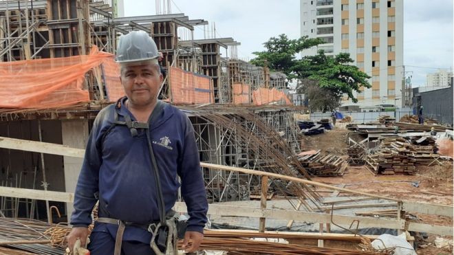 BBC - Em 30 anos trabalhando na construção, Abdon não consegue lembrar de uma crise tão ruim quanto a de 2016-2017 (Foto: BBC)