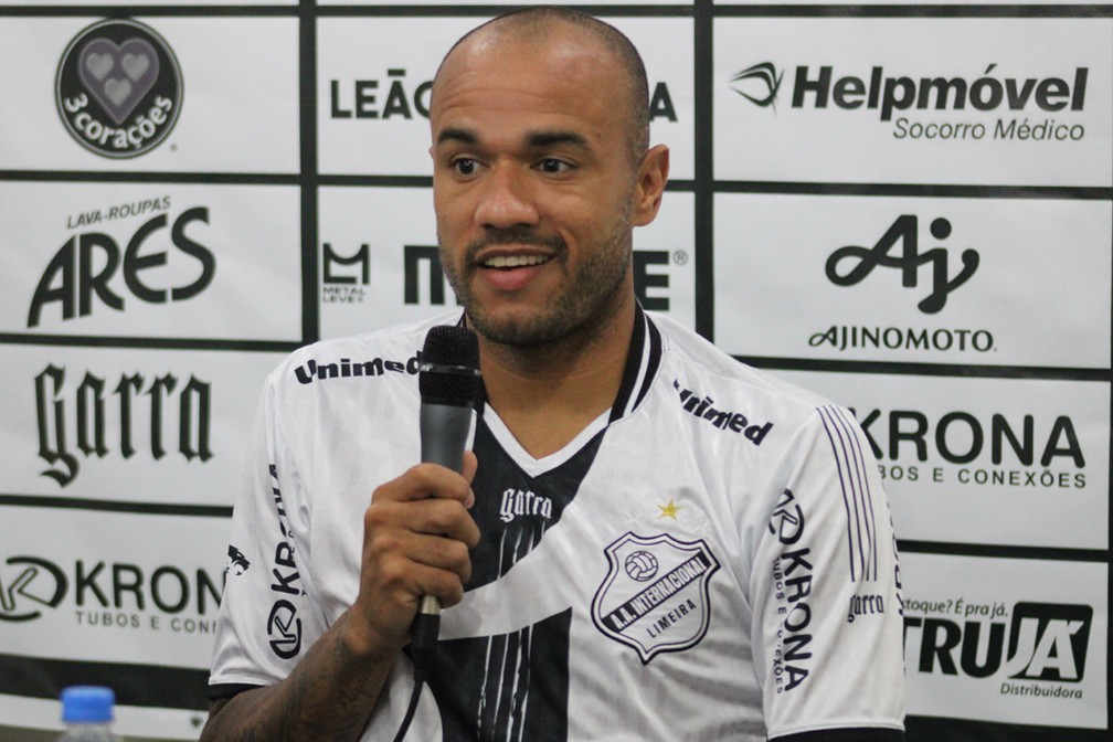 Roger durante apresentação como reforço da Inter de Limeira  — Foto: Ítalo Gabriel/ Divulgação Inter de Limeira