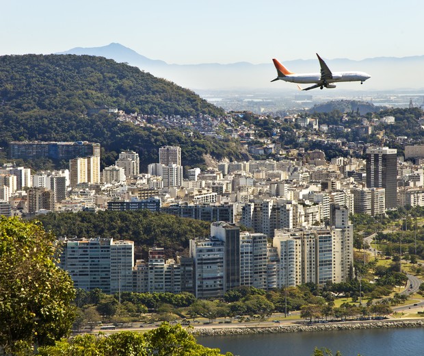 Plane over Guanabara Bay going to the Santos Dumont airport. Flamengo district. Rio de Janeiro. Brazil (Foto: Getty Images)