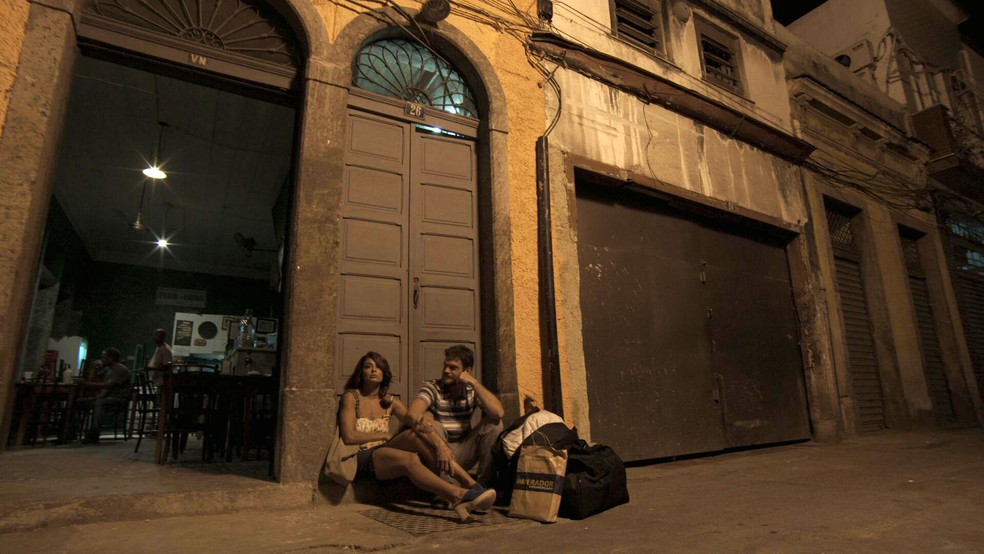 Sem teto, Bibi e Rubinho passam a noite em um bar — Foto: TV Globo