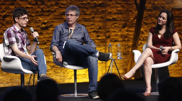 Bruno Kenj, cofundador da Owl Docs, e Cristina Junqueira, do Nubank em debate mediado por Dubes Sönegon no Festival de Cultura Empreendedora (Foto: Ricardo Cardoso)