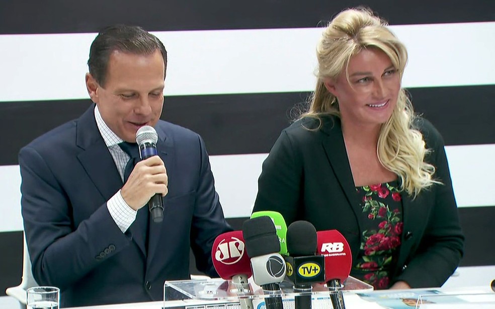Governador eleito ao lado da primeira-dama Bia Doria — Foto: Reprodução/TV Globo