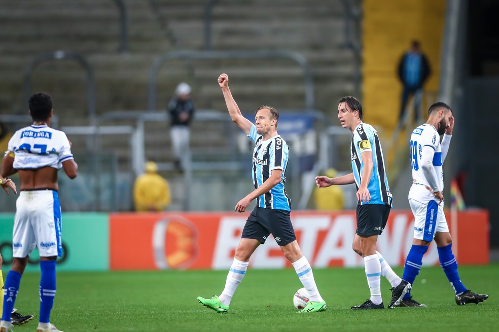 Lucas Leiva faz segundo gol pelo Grêmio e atribui melhora a nova função