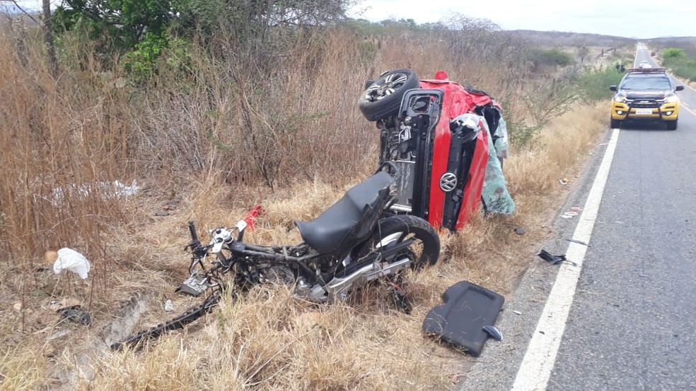 Colisão entre carro e moto deixou duas pessoas mortas e um motorista ferido. — Foto: Arquivo pessoal
