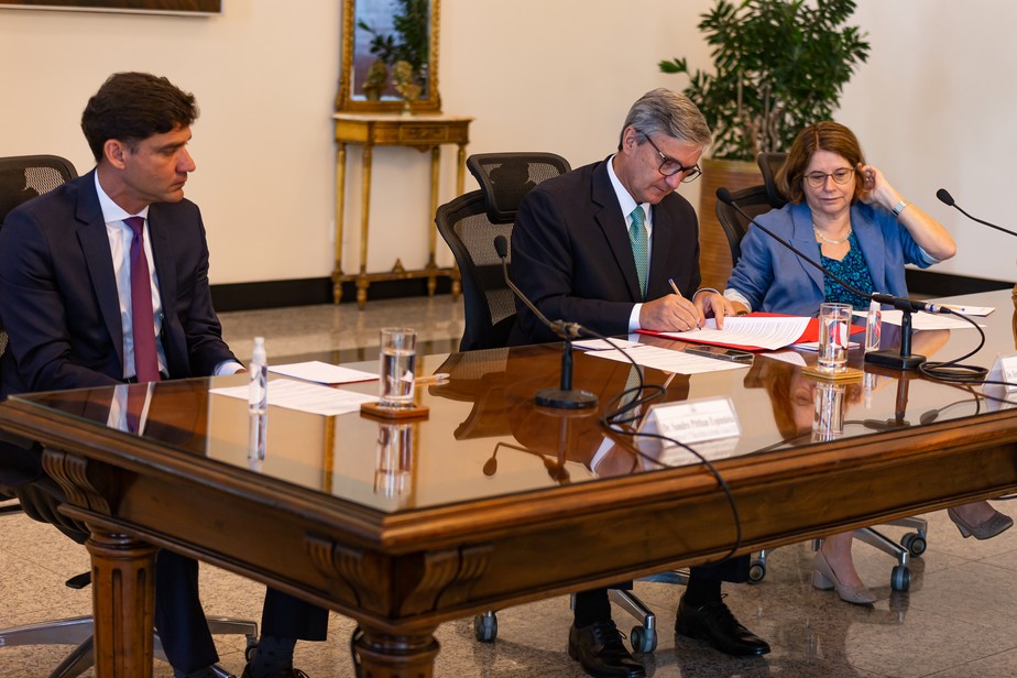 O Presidente do TJRJ Henrique Figueira assina termo de colaboração com Instituto Dara acompanhado do juiz Sandro Espíndola e da médica Vera Cordeiro