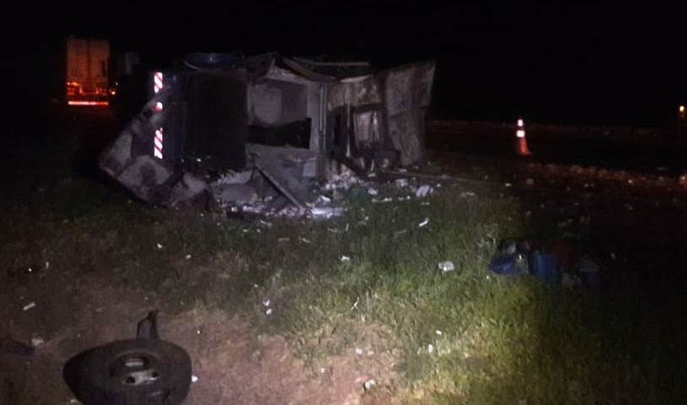 Carro-forte ficou destruído após assalto na Rodovia Anhanguera em Santa Rita do Passa Quatro — Foto: Willian Rafael/EPTV