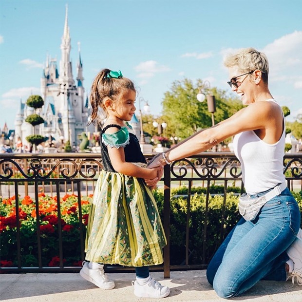 Fantasiada como princesa Anna, de Frozen, Maria Flor se divertiu na Disney na companhia da mãe, a atriz Deborah Secco (Foto: Reprodução/Instagram)