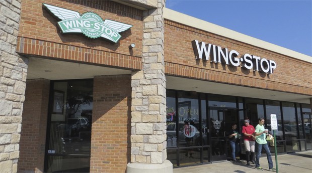 Unidade da Wingstop em Dallas Wings: crescimento médio das vendas por loja da rede foi de 8,7% em 2015 (Foto: Mariana Iwakura)