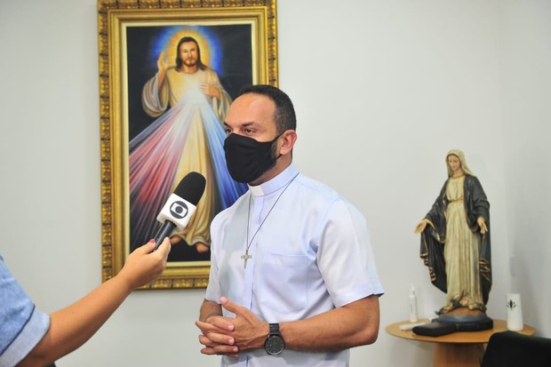 Padre Marcos Rogério que realizou missa de sétimo dia de Henrique Ribeiro, produtor de Marília Mendonça (Foto: Octacilio Queiroz/ Agnews)