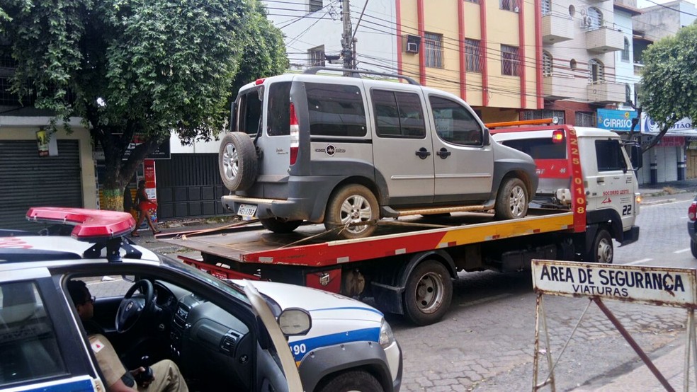 Carro usado pelos criminosos foi apreendido (Foto: Roberto Higino/Arquivo Pessoal)
