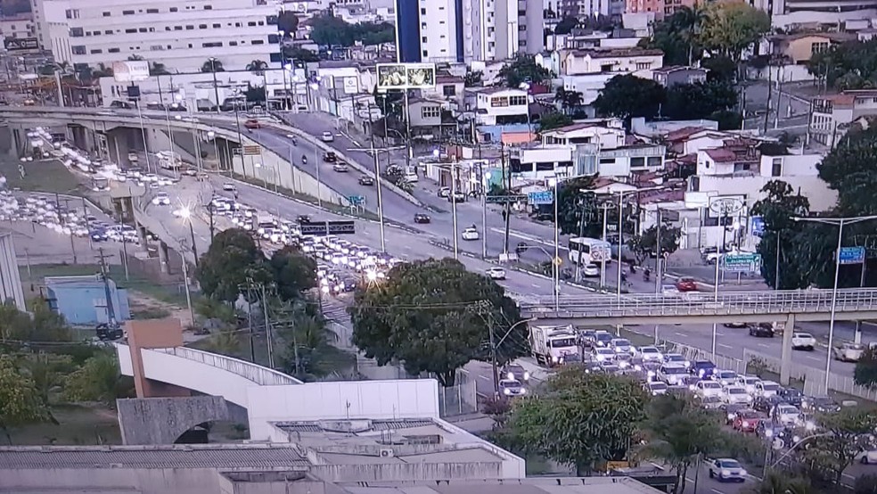 Trânsito ficou congestionado no trecho  — Foto: Reprodução/Inter TV Cabugi