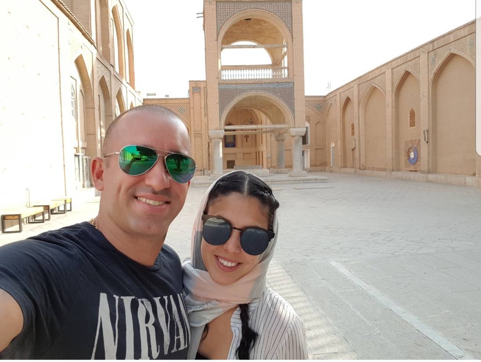 Os brasileiros Rafael e Vivian Fogageiro na cidade de Isfahan, no Irã, onde moram (Foto: Rafael Fogageiro/Arquivo pessoal)