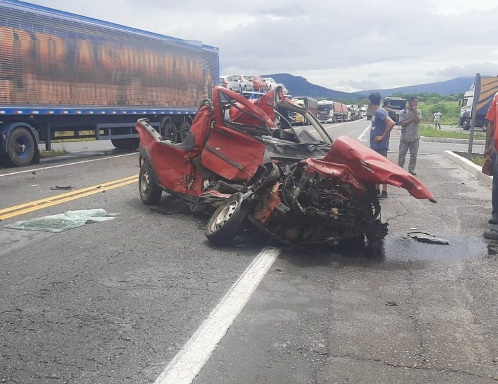 Carro ficou retorcido após batida com caminhões na BR-116, trecho da cidade de Itatim  — Foto: Blog Itiruçu Online