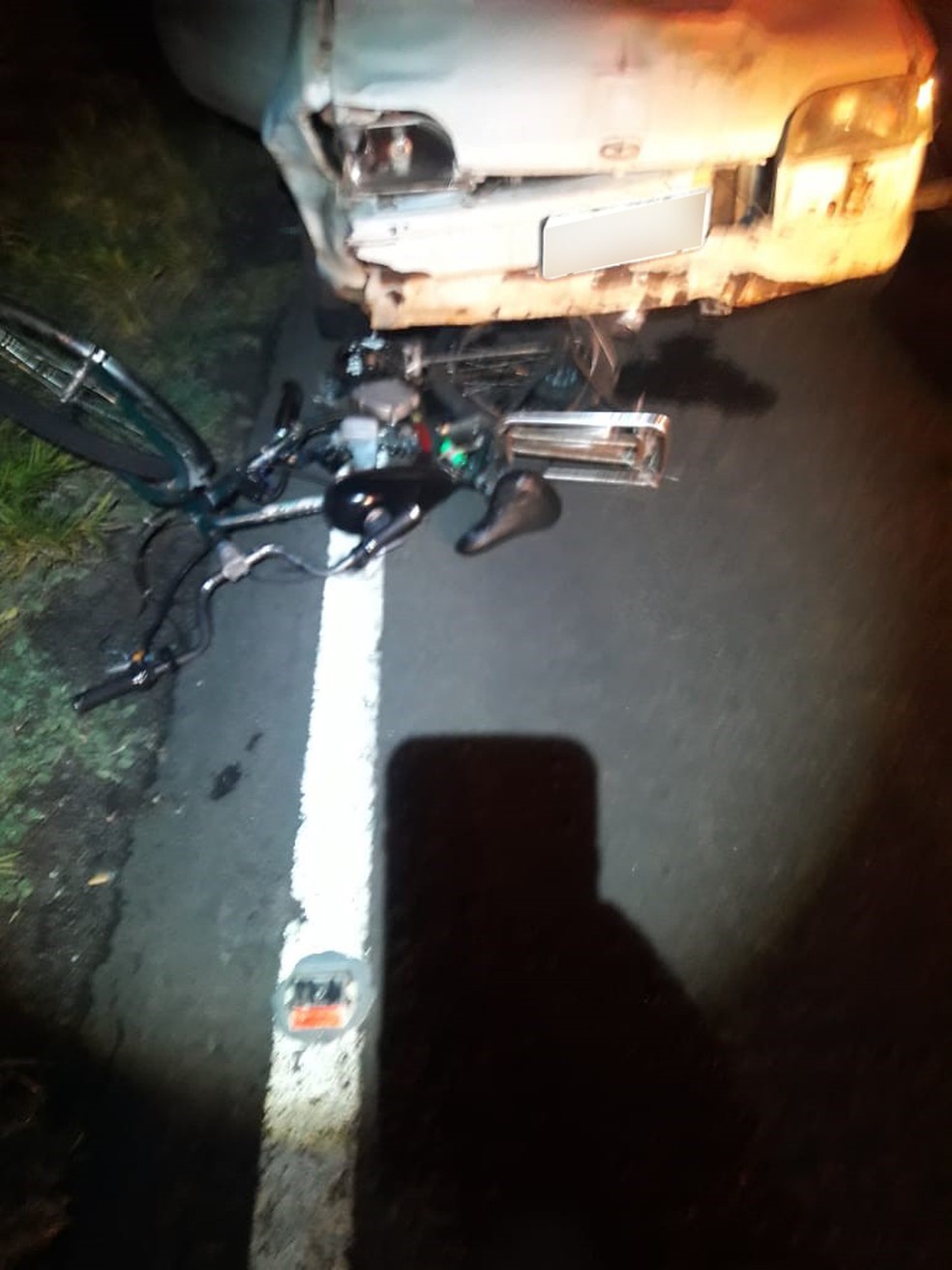 Vítima trafegava em bicicleta quando foi atingida — Foto: Osvaldo Bento/Cedida