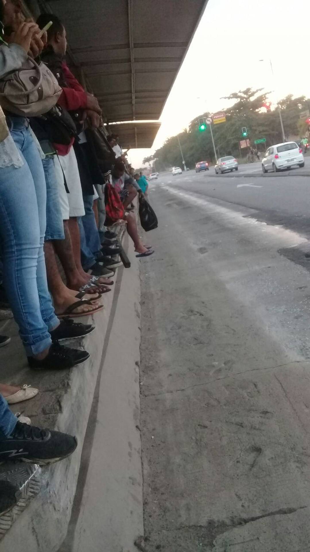 Moradores de Guaratiba lotam a estação Magarça do BRT