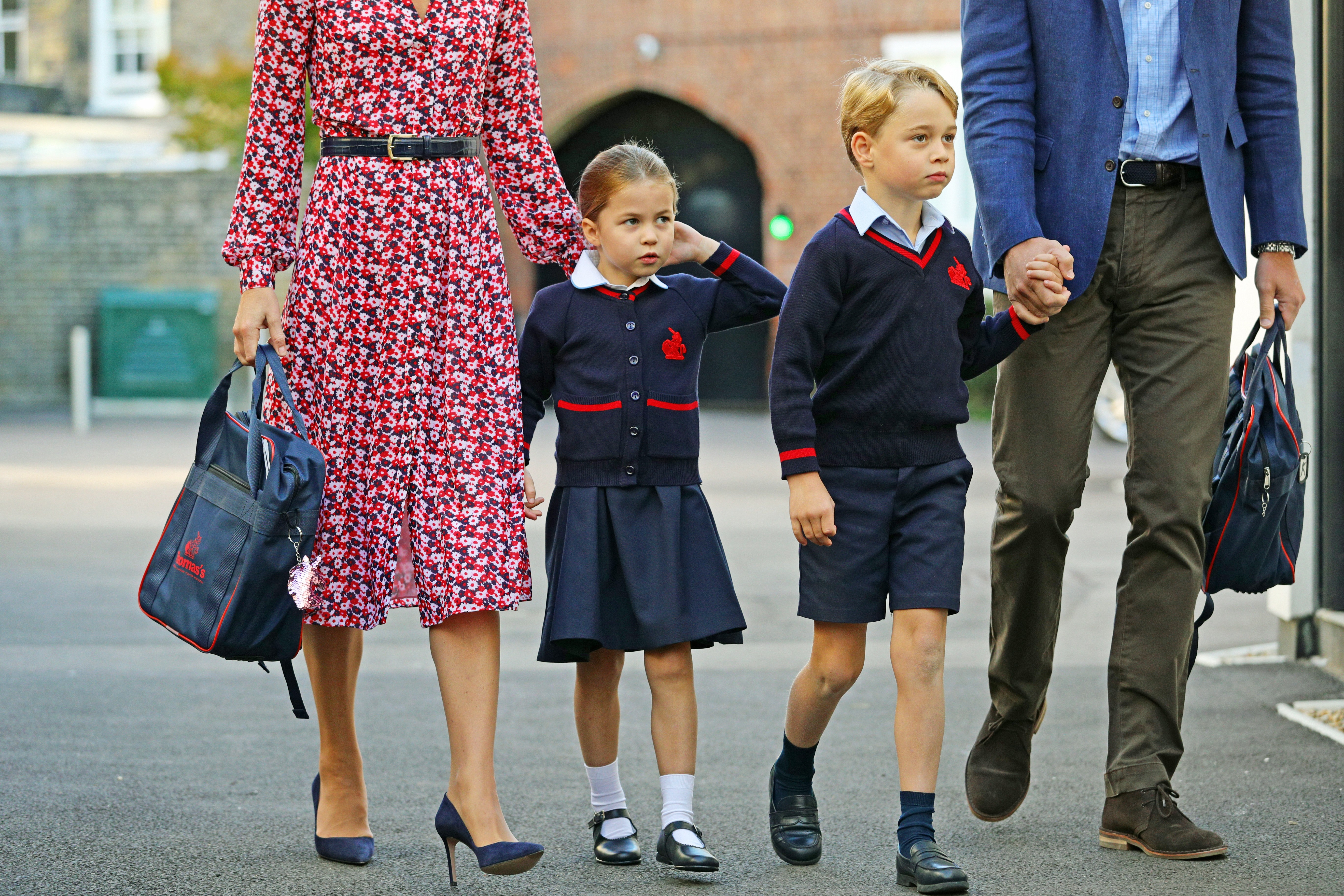 Os príncipes Charlotte e George ao saírem da escola (Foto: Getty Images)
