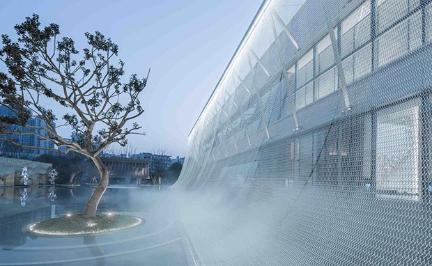 Malha de metal integra arquitetura de escritório chinês à natureza (Foto: Divulgação)