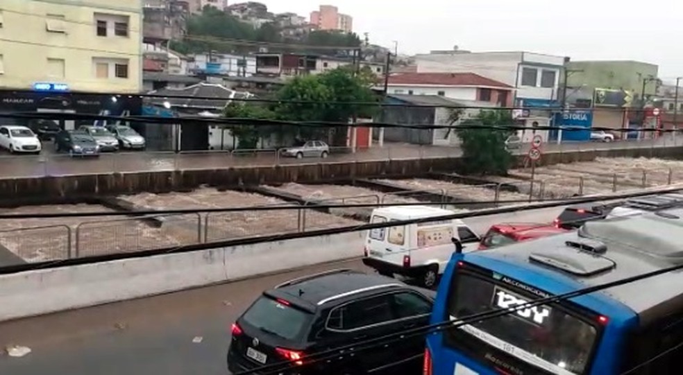 Córrego na Avenida Engenheiro Caetano Álvares, na Zona Norte, fica repleto de água da chuva nesta terça-feira (10). — Foto: Reprodução/TV Globo 