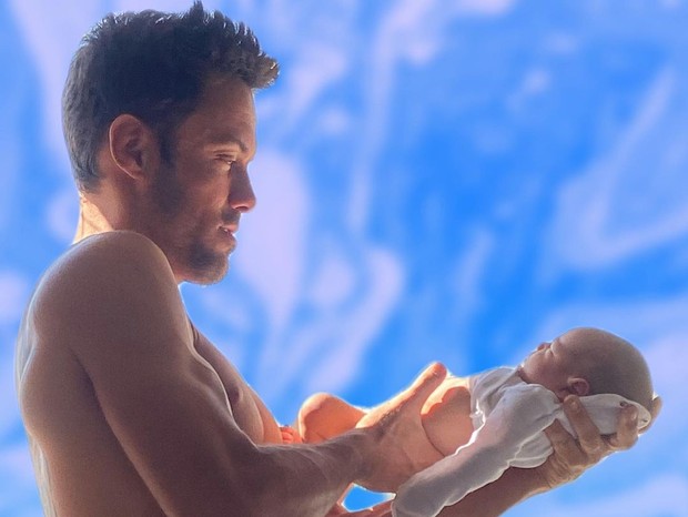 Kayky Brito posa com o filho recém-nascido, Kael (Foto: Reprodução/Instagram)
