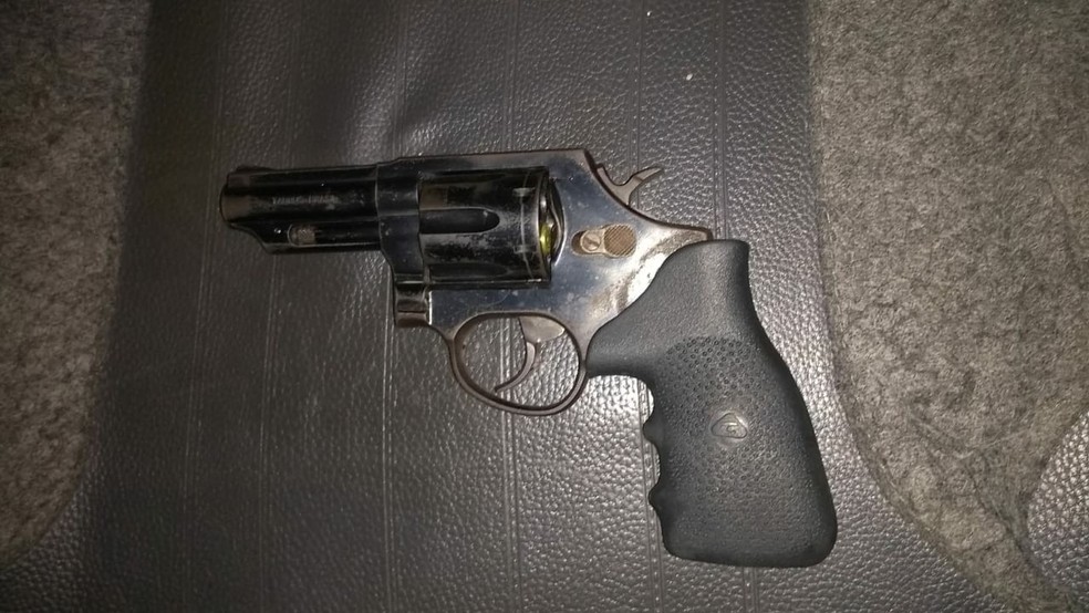 RevÃ³lver foi apreendido com suspeito que morreu apÃ³s trocar tiros com a PM  (Foto: DivulgaÃ§Ã£o/PM)