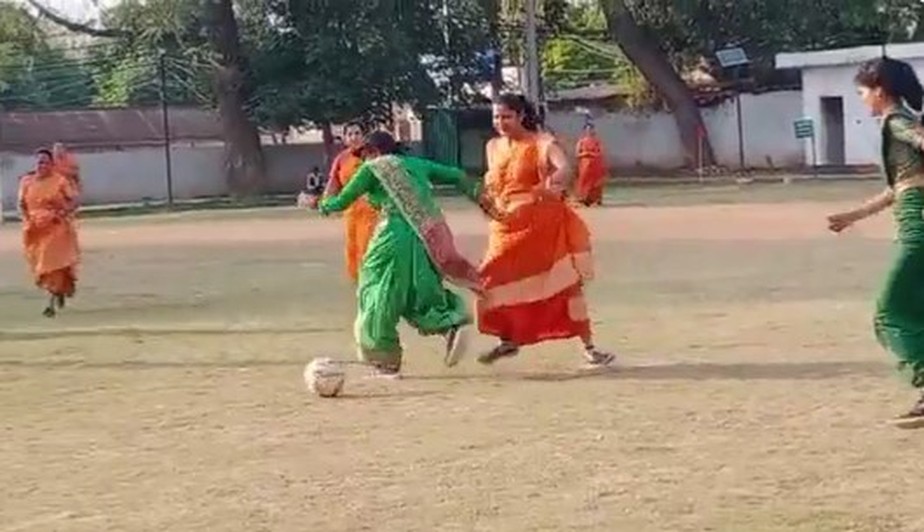 Mulheres de sari disputam torneio de futebol na Índia