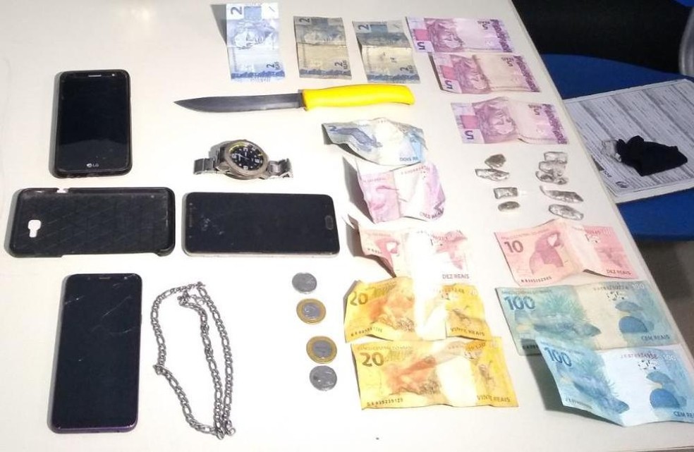 Dinheiro levados pelos assaltantes foi recuperado — Foto: Divulgação/TV Anhanguera
