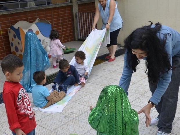 Materiais não estruturados, como panos e caixas, dão mais margem à imaginação do que os brinquedos 'prontos' (Foto: Lilian Borges / Prefeitura de São Paulo) Materiais não estruturados, como panos e caixas, dão mais margem à imaginação do que os brinquedos 'prontos' (Foto: Lilian Borges / Prefeitura de São Paulo)
