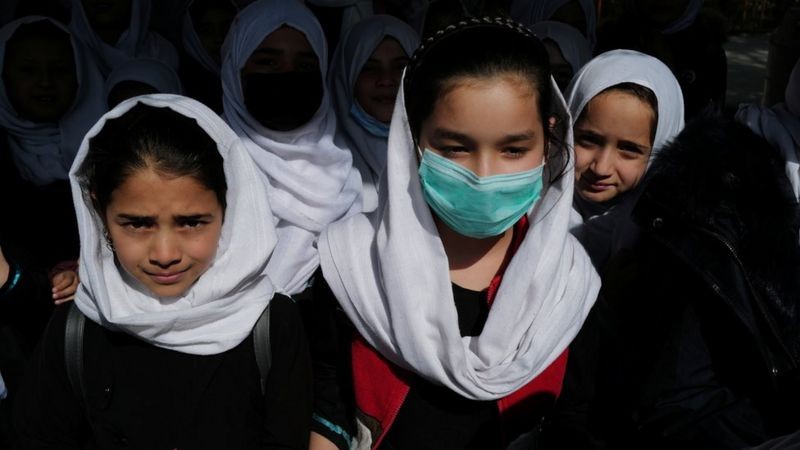 As escolas no Afeganistão só reabriram para meninas no nível primário de ensino (Foto: Reuters via BBC News Brasil )