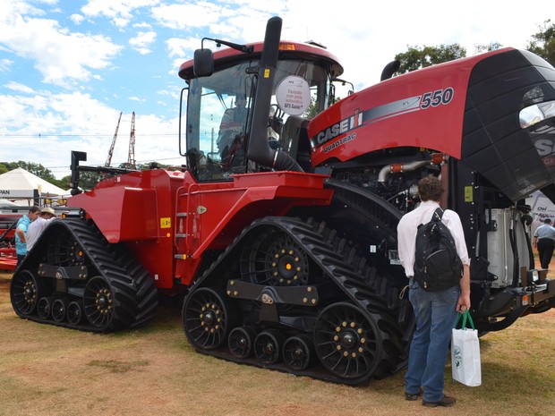 Trator Case IH Quadtrac 550 de esteiras é considerado um dos maiores do mundo (Foto: Adriano Oliveira/G1)