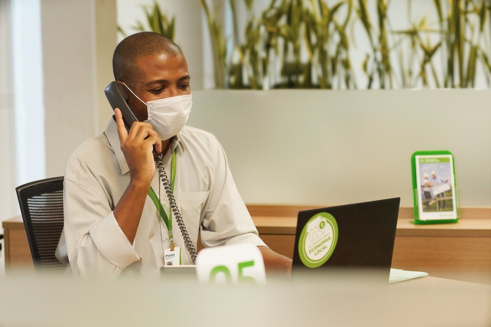 Os colaboradores do Sicredi estão sempre à disposição para auxiliar no melhor tipo de investimento — Foto: Divulgação