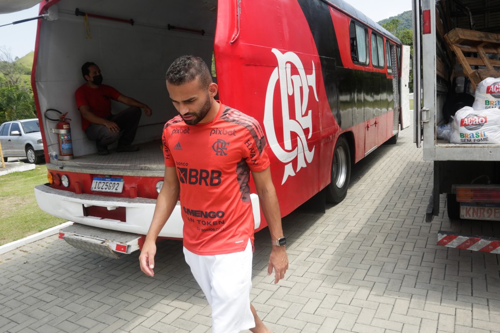 Thiago Maia pega cestas no caminhão e as coloca no Urubus — Foto: Gilvan de Souza/Flamengo
