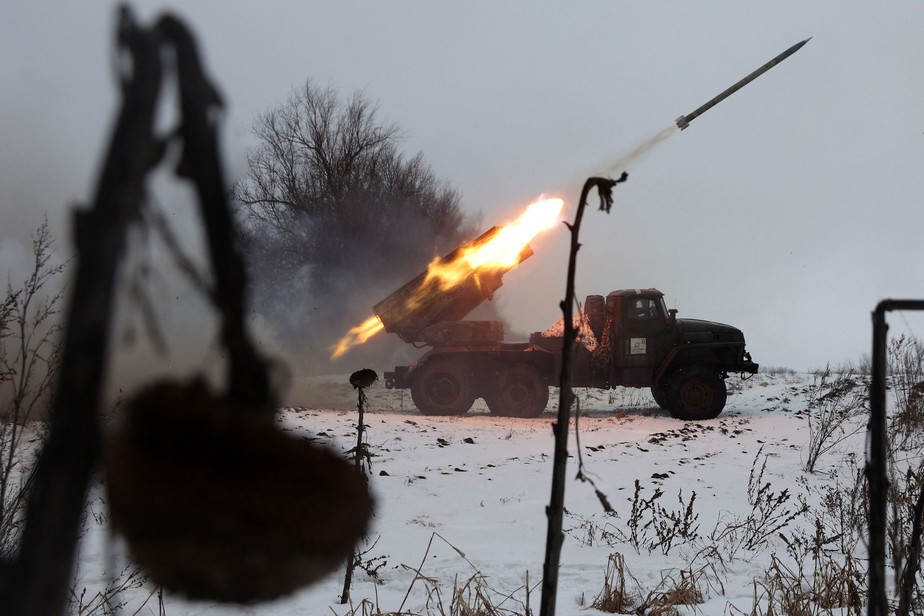 Lançador de foguetes múltiplos BM-21 Grad dispara em direção a posições russas na linha de frente, na região sudeste de Kharkiv