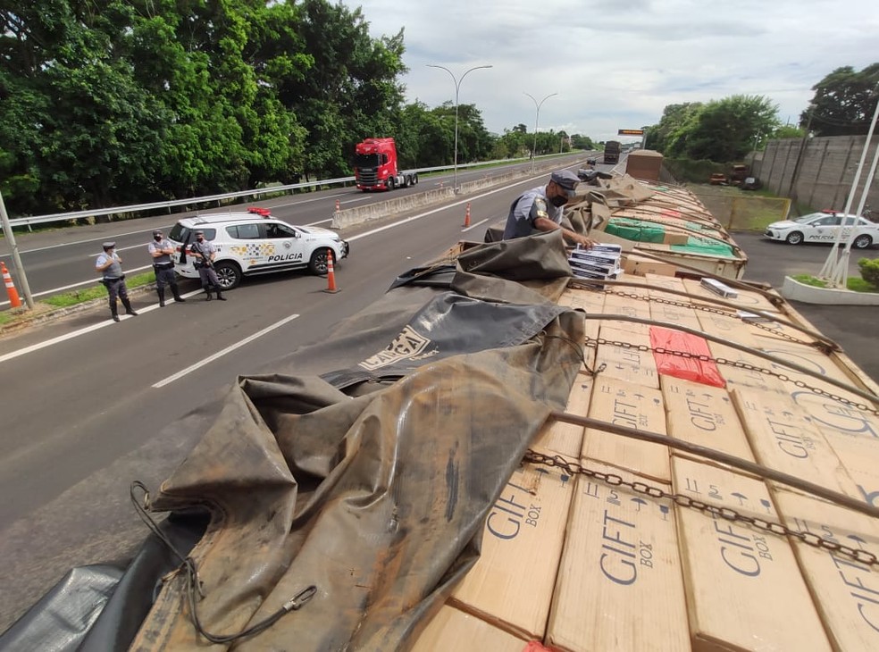 Cada carreta carregava pelo menos 500 mil maços de cigarros sem nota fiscal em Marília  — Foto: Polícia Rodoviária / Divulgação 