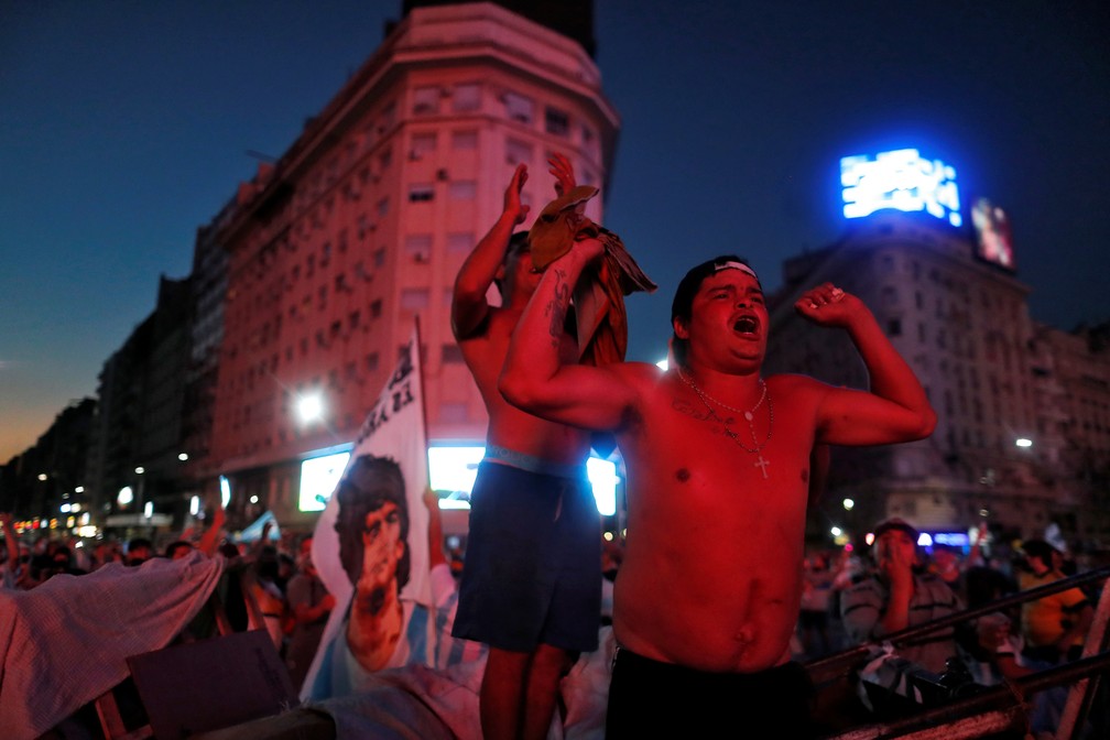 Multidão saiu às ruas de Buenos Aires para chorar a morte de Diego Maradona — Foto: Agustin Marcarian/Reuters