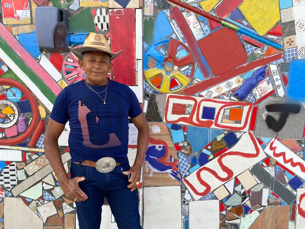 Pedreiro tem ideia de enfeitar casa com objetos recicláveis  — Foto: Caíque Rodrigues/g1 RR