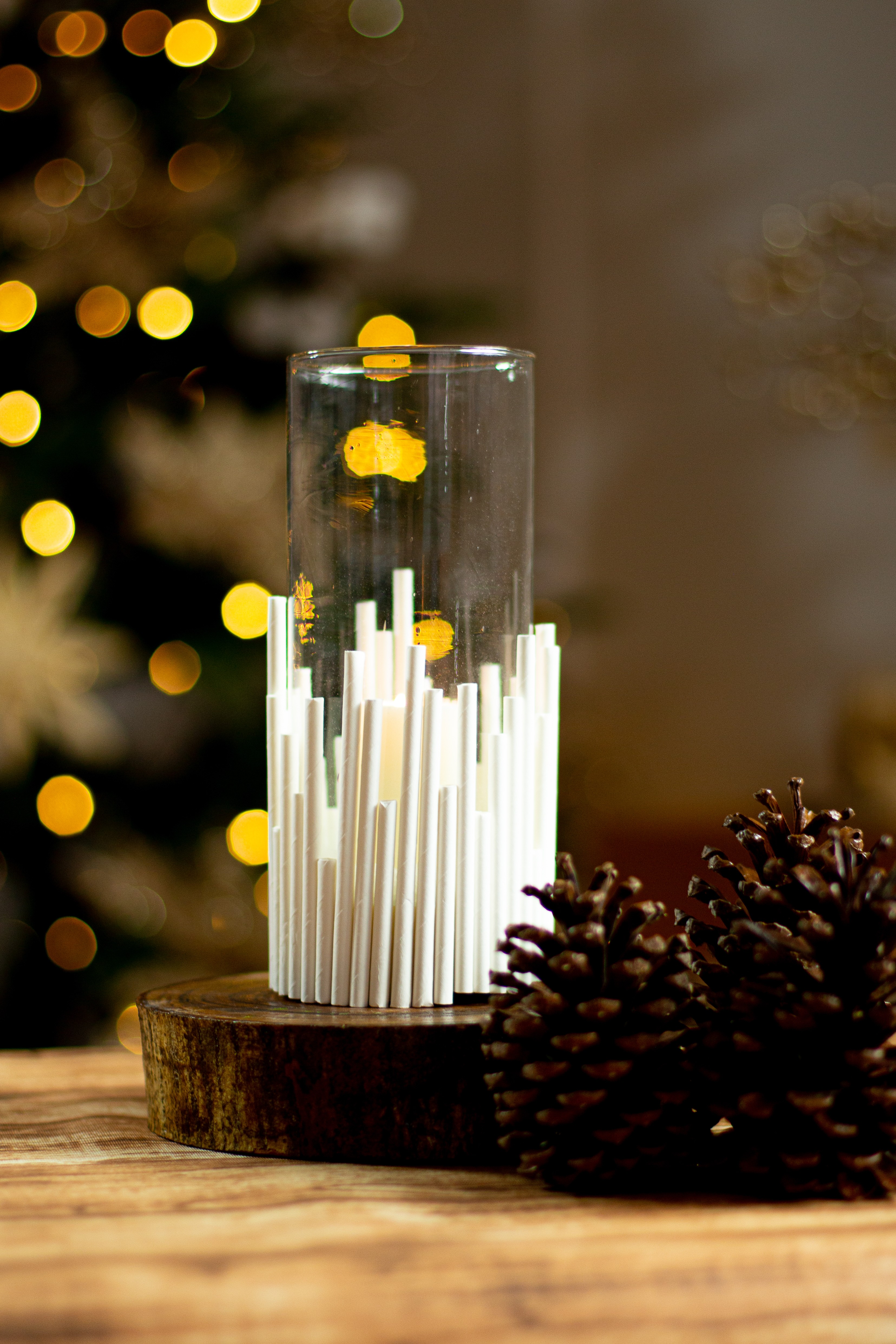 Faça você mesmo: luminária de Natal feita com pote de vidro e canudos (Foto: Isabela Camargo)
