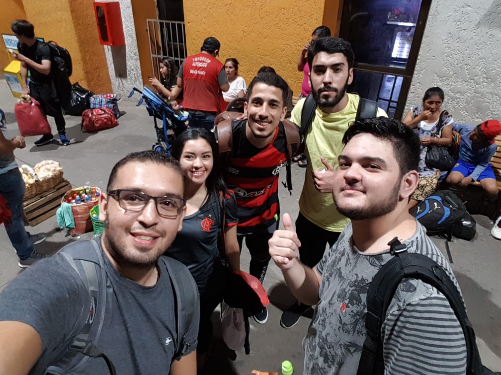 Da esquerda para a direita: Marlonn, Samia, Daniel, Israel e William na rodovi&aacute;ria de Santa Cruz de la Sierra &mdash; Foto: Arquivo Pessoal