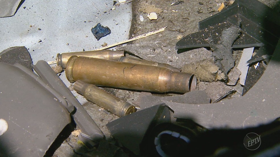 Quadrilha usou fuzis de calibre 5.56, 7.62 e ponto 50 em roubo a carro-forte em Barrinha, SP (Foto: Reprodução/EPTV)