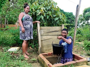 Rosana e Cleber tiveram que cavar um poço em casa, no Espírito Santo (Foto: Marcelo Prest/ A Gazeta)