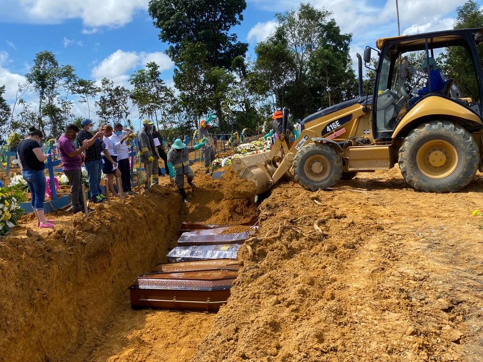 Caixões são enterrados em valas comuns em cemitério público de Manaus — Foto: Carolina Diniz/G1 AM