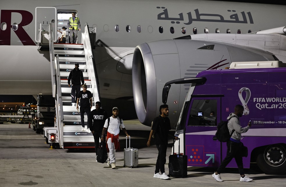 Seleção dos EUA desembarcam em Doha para a disputa da Copa do Mundo do Catar — Foto: REUTERS/Hamad I Mohammed